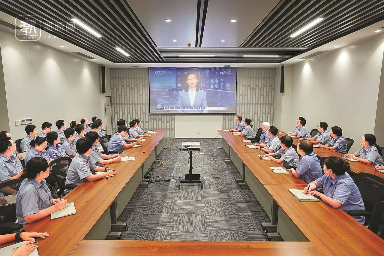2024年8月1日晚，寧波永新光學(xué)股份有限公司員工集體觀(guān)看央視《新聞聯(lián)播》關(guān)于國(guó)家主席習(xí)近平給包陪慶、曹其鏞等祖籍寧波的香港企業(yè)家回信的報(bào)道。潮新聞?dòng)浾?賀元?jiǎng)P 彭鵬 周旭輝 攝