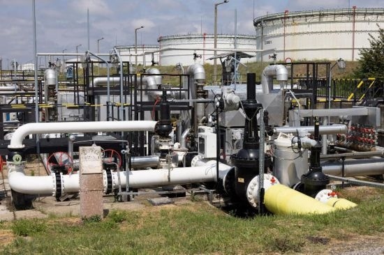 這是2022年5月24日在匈牙利薩茲豪隆包陶多瑙河煉油廠拍攝的連接匈牙利和俄羅斯的“友誼”輸油管道入口點(diǎn)。新華社發(fā)（弗爾季·奧蒂洛攝）