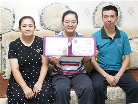 楊雨和父母。清華大學(xué)供圖