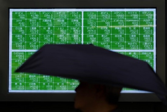 8月2日，在日本東京，行人經(jīng)過一處股指信息電子顯示屏。新華社記者張笑宇攝