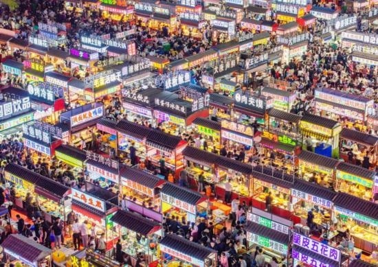 2024年4月21日，人們在河北省正定縣小商品夜市品嘗美食（無人機(jī)照片）。新華社發(fā)（武志偉 攝）