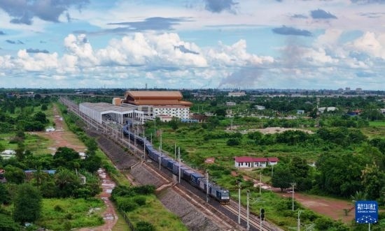 8月5日，由老撾籍火車司機(jī)獨(dú)立駕駛的滿載貨物的列車駛出萬象站，向中國昆明進(jìn)發(fā)（無人機(jī)照片）。新華社發(fā)（楊永全 攝）