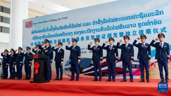8月5日，在中老鐵路萬象站，中老鐵路首批14名老撾籍火車司機(jī)進(jìn)行宣誓。新華社發(fā)（凱喬 攝）