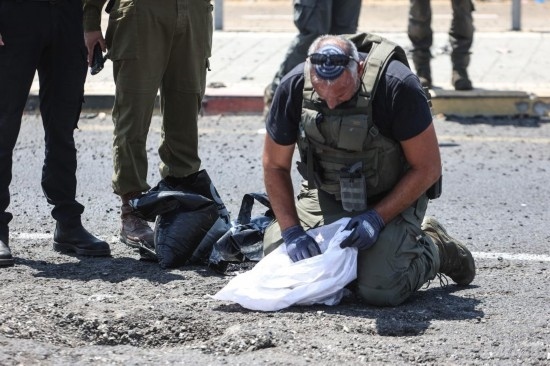 8月6日，在以色列納哈里亞，警方在無人機襲擊現(xiàn)場開展工作。以色列國防軍6日發(fā)表聲明說，多架無人機當(dāng)天從黎巴嫩射向以色列，造成以色列邊境城市納哈里亞數(shù)名平民受傷。新華社/基尼圖片社