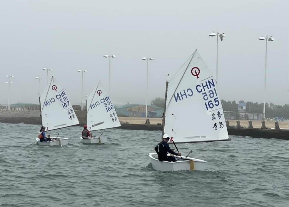 青島市嶗山區(qū)中韓小學(xué)帆船社團(tuán)進(jìn)行帆船訓(xùn)練。青島市嶗山區(qū)教育和體育局供圖