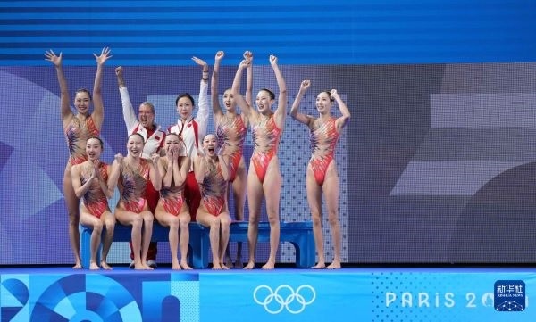 北京時間8月8日凌晨，巴黎奧運會花樣游泳集體項目的最后一項比賽集體技巧自選在巴黎奧林匹克水上運動中心舉行。中國隊奪得花樣游泳集體項目金牌。圖為中國隊在比賽后慶祝奪冠。新華社記者 薛宇舸 攝