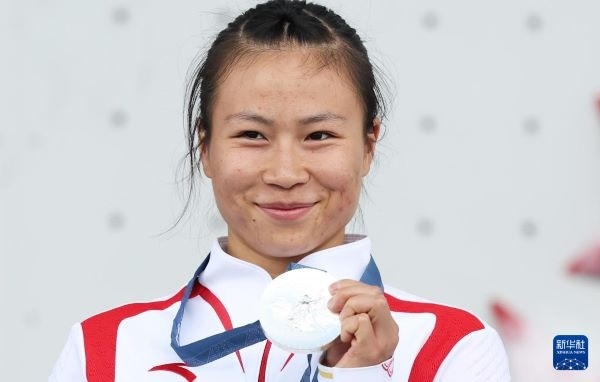 北京時間8月7日，在巴黎奧運會攀巖女子速度賽比賽中，中國選手鄧麗娟獲得銀牌。圖為亞軍中國選手鄧麗娟在頒獎儀式上。新華社記者 高靜 攝