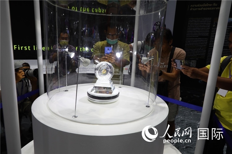 “嫦娥五號”探測器從月球帶回的月球樣品在泰國展出。人民網(wǎng)記者簡承淵攝