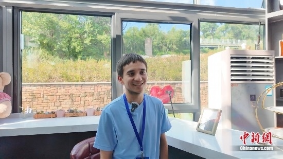 圖為外籍青年杜喬接受采訪。曹淼欣攝