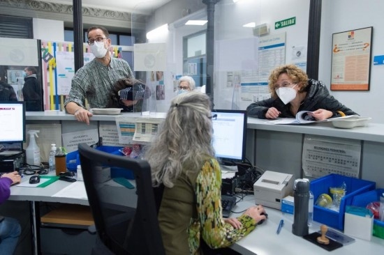 1月15日，人們在西班牙馬德里一家診所內(nèi)就診。新華社發(fā)（古斯塔沃·巴連特攝）