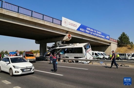 這是8月9日在土耳其安卡拉省波拉特勒拍攝的事故現(xiàn)場。新華社發(fā)（穆斯塔法·卡亞攝）