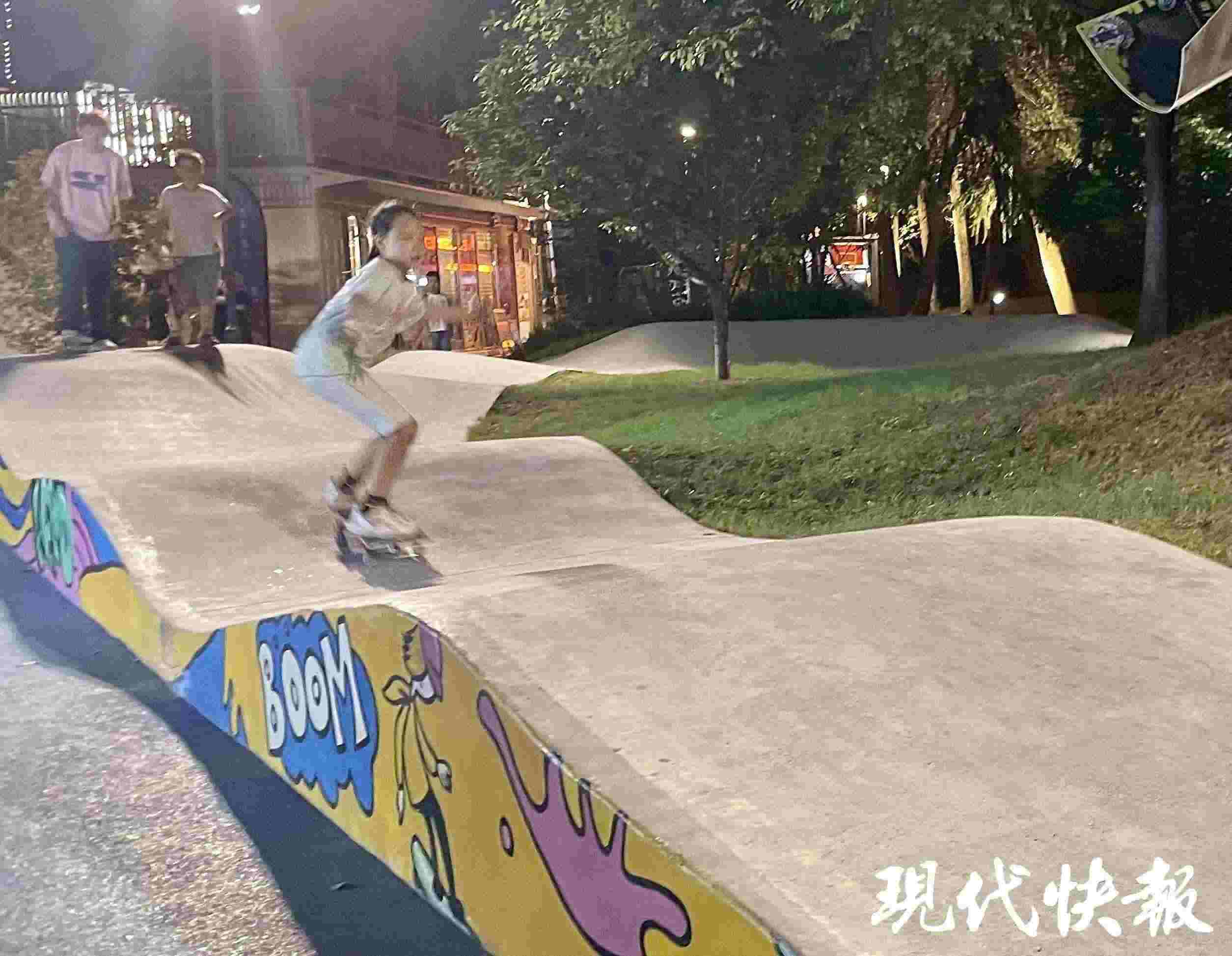 南京西城·夜未央的滑板場地上，一群青少年正在玩滑板