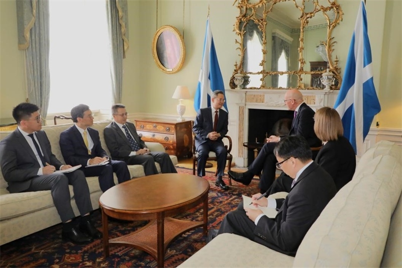 中國駐英國大使鄭澤光在愛丁堡會見蘇格蘭首席部長斯溫尼。中國駐英國使館供圖