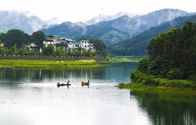 2024年6月5日，志愿者在湖南常寧市洋泉水庫(kù)清理水面漂浮物。