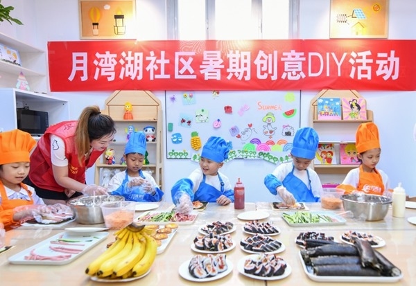 漯河市月灣湖社區(qū)青少年活動(dòng)室里，志愿者教孩子們做手工。 齊國(guó)霞攝