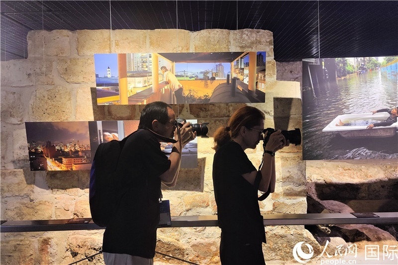 金磚國(guó)家城市主題攝影展現(xiàn)場(chǎng)。 人民網(wǎng)記者 于宏建攝