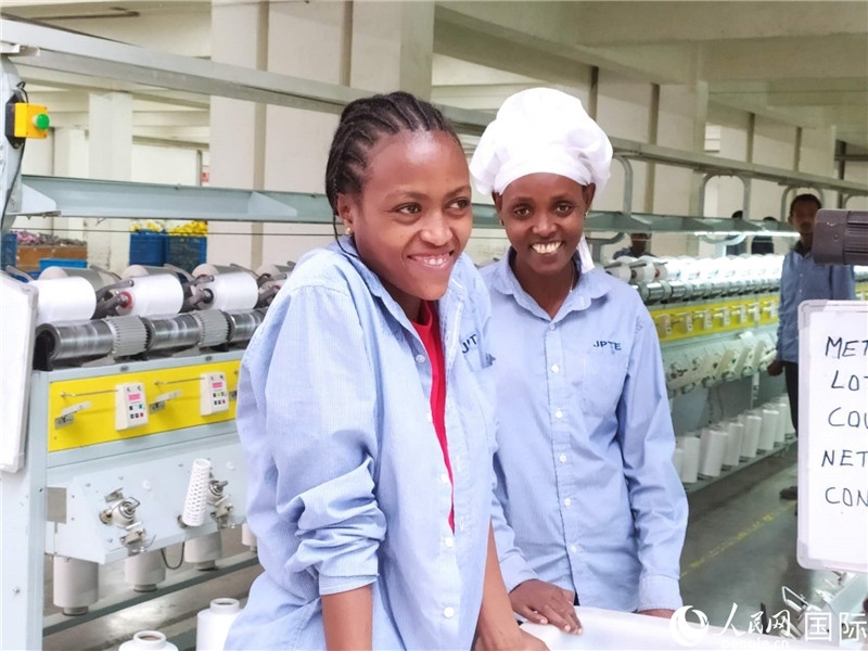 無錫金茂埃塞面料廠車間的當(dāng)?shù)嘏?。人民網(wǎng)記者黃培昭攝