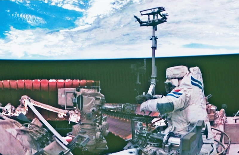 黨的十八大以來，我國科技事業(yè)取得歷史性成就、發(fā)生歷史性變革，科技自立自強(qiáng)成果持續(xù)涌現(xiàn)。圖為2024年7月3日在北京航天飛行控制中心拍攝的神舟十八號航天員李聰在空間站組合體艙外作業(yè)的畫面。 新華社記者 郭中正/攝