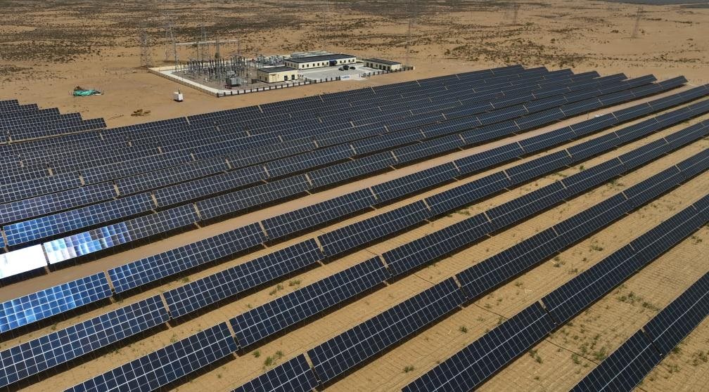 這是2024年5月16日拍攝的內(nèi)蒙古巴彥淖爾市磴口縣烏蘭布和沙漠光伏基地。新華社記者李云平攝