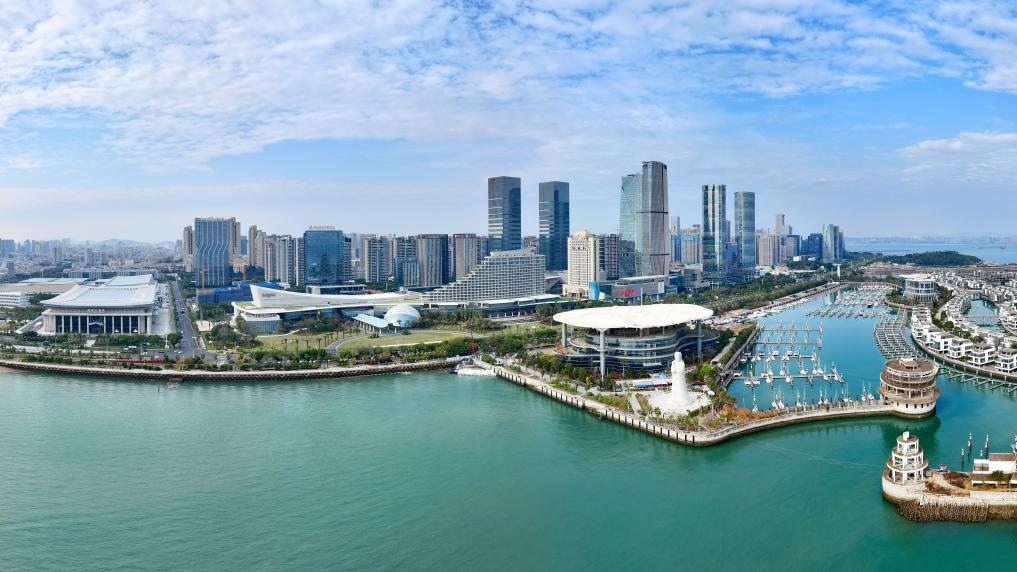 2024年1月24日拍攝的廈門國際會(huì)議中心、環(huán)島路一帶濱海城市景觀。新華社記者姜克紅攝