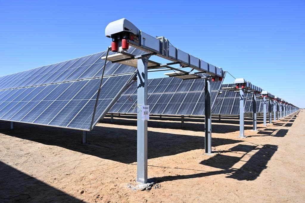 這是2023年3月18日在位于阿聯(lián)酋阿布扎比南部的艾爾達(dá)芙拉光伏電站拍攝的光伏板。新華社發(fā)（中國機(jī)械設(shè)備工程股份有限公司阿布扎比分公司供圖）