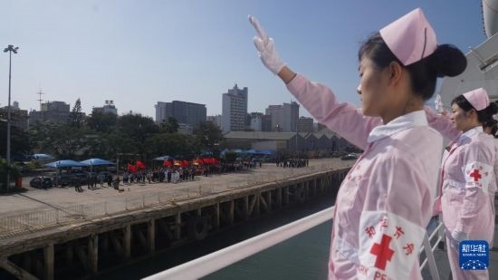 當(dāng)?shù)貢r(shí)間8月16日上午10時(shí)許，執(zhí)行“和諧使命-2024”任務(wù)的中國(guó)海軍“和平方舟”號(hào)醫(yī)院船圓滿結(jié)束對(duì)莫桑比克的訪問(wèn)，駛離馬普托港，前往本次任務(wù)第五站南非。新華社發(fā)（曹春耀 攝）