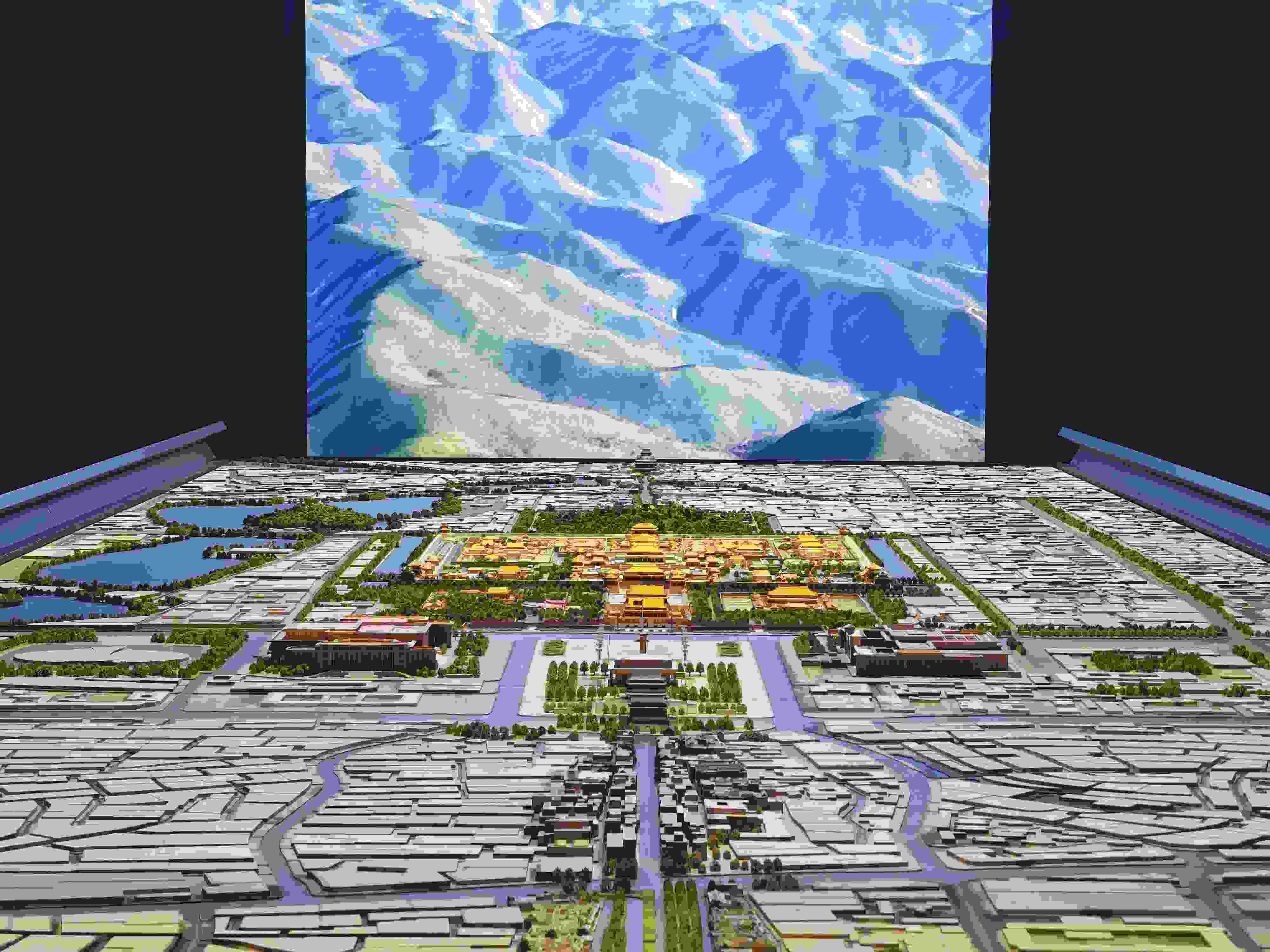 2023年3月，北京首都博物館精心制作的16米長中軸線沙盤，配以立體投影技術(shù)，展現(xiàn)了北京中軸線之壯美。