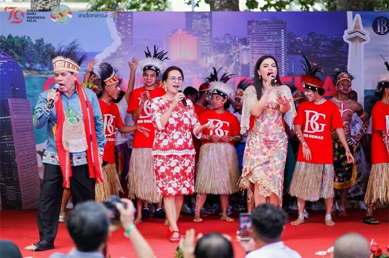 大使夫婦與演員一起共唱《明天會更好》。