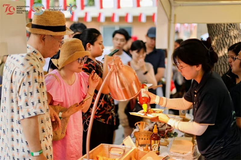 游客品嘗傳統(tǒng)印尼美食。
