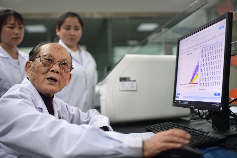 2021年6月17日，吳天一（前）在青海西寧的實驗室內(nèi)和學(xué)生討論。