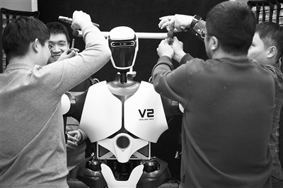 科研人員在調(diào)試機器人。新華社記者 金立旺攝