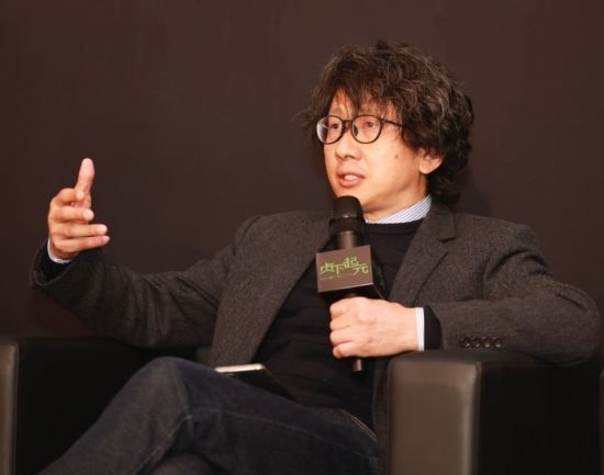 在學(xué)術(shù)論壇上發(fā)言的朱銳。（受訪者供圖）