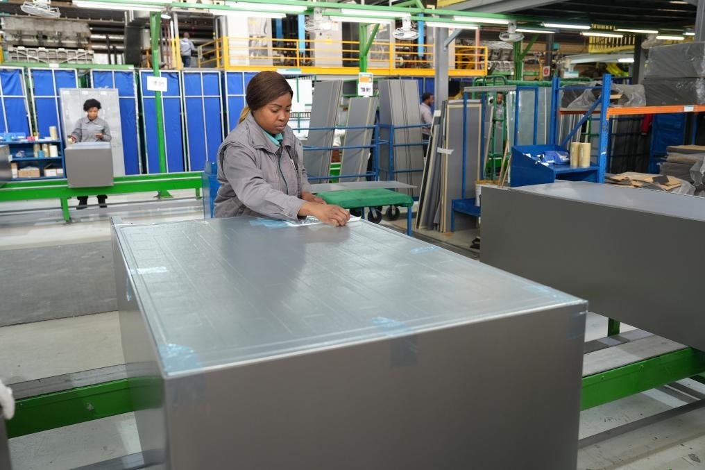 8月14日，在南非開普敦，當(dāng)?shù)貑T工在海信南非工業(yè)園的冰箱生產(chǎn)線上工作。新華社記者王雷攝