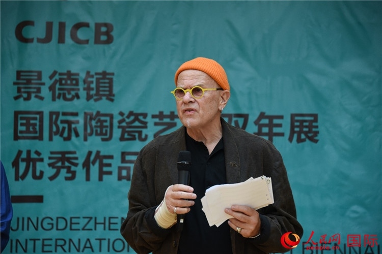 瑞典藝術(shù)家托比恩·卡爾斯博致辭。人民網(wǎng)記者 殷淼攝