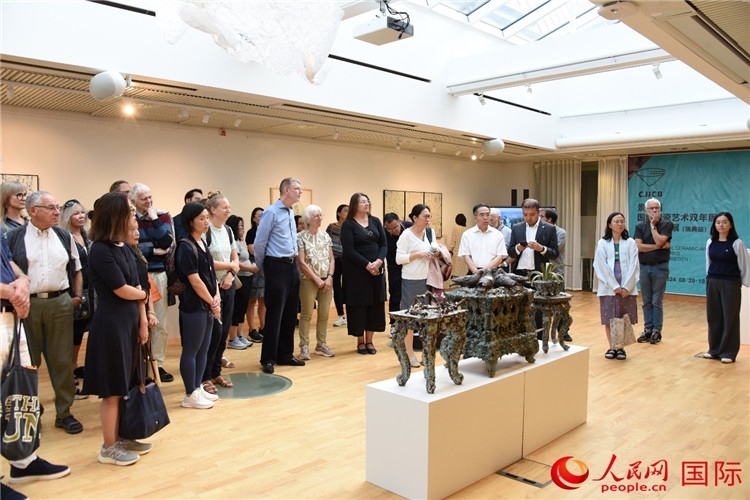 來賓參觀展覽作品。人民網(wǎng)記者 殷淼攝