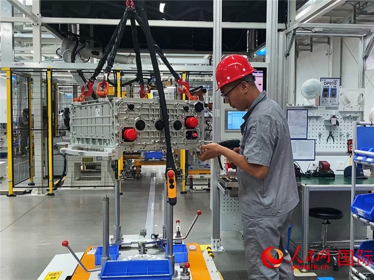 技術人員進行系統(tǒng)化測試。人民網(wǎng)記者 于洋攝