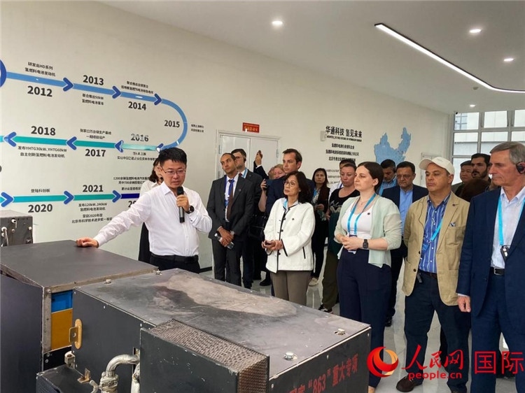 于民向駐華外交官和國際組織駐華代表介紹企業(yè)發(fā)展情況。人民網(wǎng) 宋歌攝