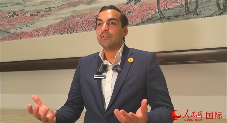 毛里求斯民議會議長阿德里安·夏爾·杜瓦爾接受媒體采訪。人民網 鐘文興攝