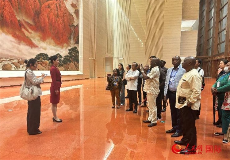 代表團(tuán)在入口處聽取講解。人民網(wǎng) 曹欣悅攝