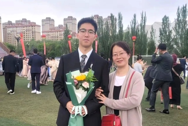 劉傲寒和媽媽合影。北航供圖