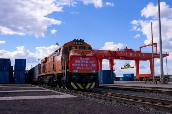 2023年9月20日，一列中歐班列行駛在內(nèi)蒙古滿洲里站貨運車間集裝箱場。作為我國向北開放的“橋頭堡”、中歐班列“東通道”的重要口岸，滿洲里鐵路口岸不斷加大中歐班列通道能力建設，進一步提升運輸效率和品質(zhì)