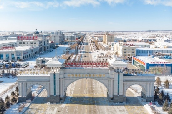 這是2024年1月31日拍攝的中國（黑龍江）自由貿(mào)易試驗區(qū)黑河片區(qū)（無人機照片）。五年來，中國（黑龍江）自由貿(mào)易試驗區(qū)將“試驗田”種成“高產(chǎn)田”，以全省萬分之三的面積，貢獻了全省約五分之一的實際使用外資和七分之一的外貿(mào)進出口，在對外合作、降低物流成本、培育特色產(chǎn)業(yè)和新業(yè)態(tài)新模式等方面深入探索，成功產(chǎn)出超過300項制度創(chuàng)新成果。