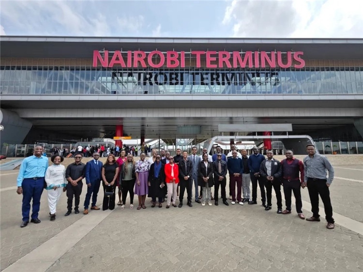 留學生們參訪中企承建的蒙內(nèi)鐵路。中國駐肯尼亞大使館供圖