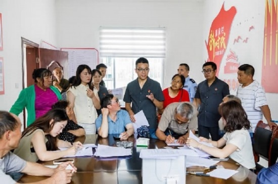 圖為2024年8月6日，重慶市奉節(jié)縣人民法院興隆人民法庭庭長費明軍（中）在做調(diào)解工作。蹇懿 攝