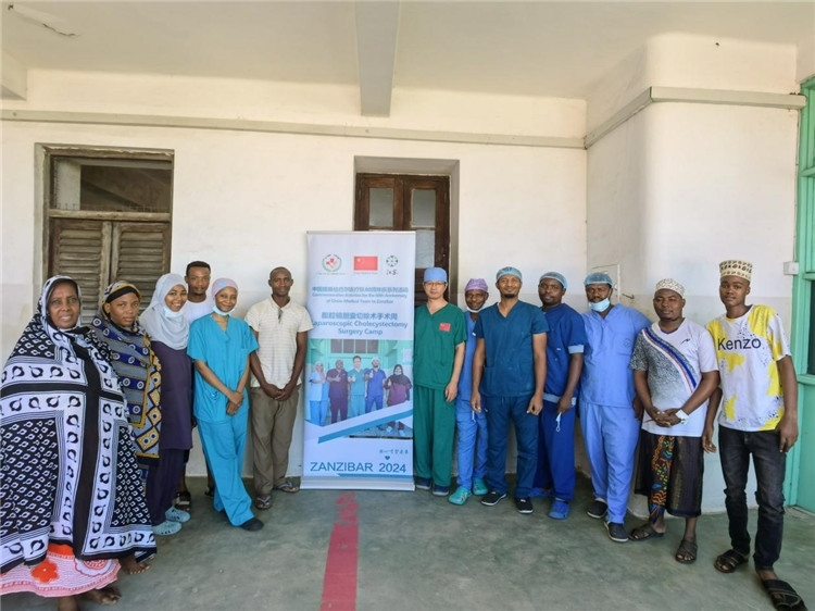 隊長蔣國慶（右七）和手術醫(yī)生、部分患者合影。中國援桑醫(yī)療隊供圖