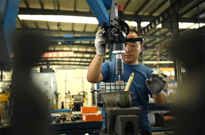 2024年7月30日，在長春吉林通用機械（集團(tuán)）有限責(zé)任公司模具裝配生產(chǎn)線，鉗工在進(jìn)行攻絲操作。近年來，吉林通用機械（集團(tuán)）有限責(zé)任公司通過數(shù)字化改造、智能化升級提高生產(chǎn)效率，提升產(chǎn)業(yè)競爭力，已成為全球鋁加工汽車輕量化零部件知名供應(yīng)商，為奧迪、大眾、寶馬、奔馳、保時捷等多家品牌主機廠供應(yīng)零件。新華社記者柳文惠攝