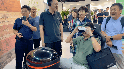 研學(xué)團成員正在用VR眼鏡體驗。人民網(wǎng) 王戰(zhàn)雄攝