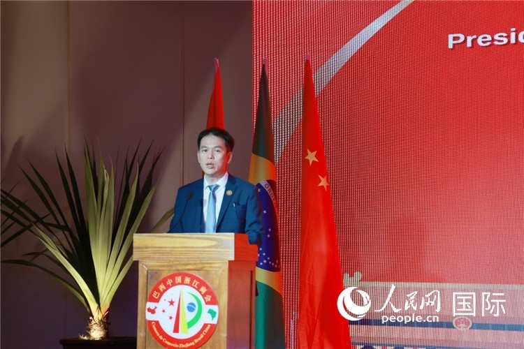 巴西中國浙江商會(huì)執(zhí)行會(huì)長陳翔廣宣讀賀電。人民網(wǎng)記者 陳海琪攝