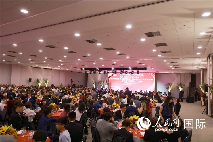 當(dāng)?shù)貢r(shí)間8月24日晚，巴西中國浙江商會(huì)第六屆理監(jiān)事會(huì)就職典禮在里約熱內(nèi)盧舉行。圖為就職典禮現(xiàn)場。人民網(wǎng)記者 陳海琪攝