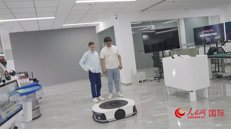 睿樂達(dá)機(jī)器人充電停車場。人民網(wǎng)記者 張榮攝